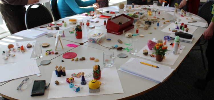 Minder werkdruk en meer plezier door te spelen met voorwerpen Minder werkdruk -eenvoudiger communiceren met voorwerpen-door Buro Sprint